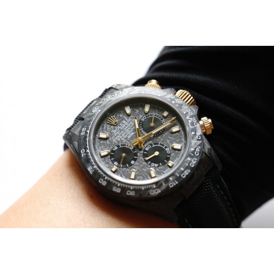 劳力士Rolex Daytona全碳纤维宇宙计时迪通拿横空出世 这款获得瑞士天文台认证的首款全碳纤迪通拿搭载全自动计时7750机械机芯 均调校测试 表盘配蜗形小秒针盘 蓝宝石抗刮损水晶镜面 碳纤维字面 完美复刻 原装同步魔术贴帆布带/橡树胶带 原装扣 更加柔软舒适 方便佩戴 爱不释手的劳力士迪通拿 品不完的一劳永逸!!! 劳力士Rolex Daytona全碳纤维宇宙计时迪通拿横空出世 这款获得瑞士天文台认证的首款全碳纤迪通拿搭载全自动计时7750机械机芯 均调校测试 表盘配蜗形小秒针盘 蓝宝石抗刮损水晶镜面 碳纤维字面 完美复刻 原装同步魔术贴帆布带/橡树胶带 原装扣 更加柔软舒适 方便佩戴 爱不释手的劳力士迪通拿 品不完的一劳永逸!!!