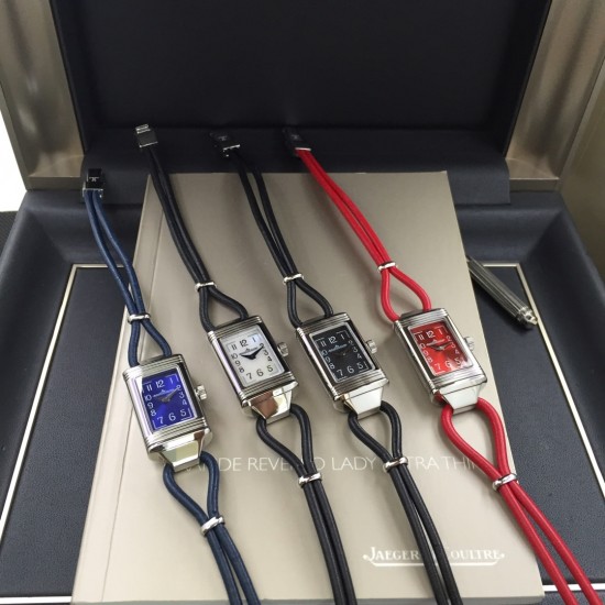 JAEGER-LECOULTRE 积家一号女装丝链翻转腕表瑞士石英1:1精致刻复 个性独特魅力,尺寸:33mmx16mm。材质:精钢打造,蓝宝水晶玻璃,太阳放射油压表盘,蓝色太妃形指针,搭配意大利纤细小牛皮绳,尽显貴族的风范! JAEGER-LECOULTRE 积家一号女装丝链翻转腕表瑞士石英1:1精致刻复 个性独特魅力,尺寸:33mmx16mm。材质:精钢打造,蓝宝水晶玻璃,太阳放射油压表盘,蓝色太妃形指针,搭配意大利纤细小牛皮绳,尽显貴族的风范!