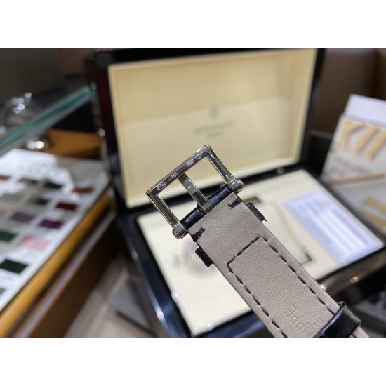 表中之王——百达翡丽   2021新款百达古典系列女款，型号7200R-001，表盘字面采用与官方一致乳白色粒纹表盘和金质立体字块，蓝宝石双卜玻璃，搭配超薄全自动机械机芯cal.240，超薄款牛皮，针扣款式与官方一致，表径34.6mm，厚度9.5mm，颜值真的不输积家卡地亚呀越看越美[哇]