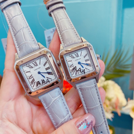 实拍升级版✨卡地亚(Cartier )新款超薄山度士腕表 日内瓦表展新款 Santos-Dumont系列 进口瑞士石英机芯 精钢表壳 圆珠形表冠 镶嵌一颗凸圆形蓝宝石 镀银磨砂表盘 阳光射线纹饰效果 罗马数字时标 剑形蓝钢指针 蓝宝石水晶镜面 大号:42 mm.小号36mm 实拍升级版✨卡地亚(Cartier )新款超薄山度士腕表 日内瓦表展新款 Santos-Dumont系列 进口瑞士石英机芯 精钢表壳 圆珠形表冠 镶嵌一颗凸圆形蓝宝石 镀银磨砂表盘 阳光射线纹饰效果 罗马数字时标 剑形蓝钢指针 蓝宝石水晶镜面 大号:42 mm.小号36mm
