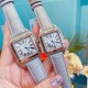 实拍升级版✨卡地亚(Cartier )新款超薄山度士腕表 日内瓦表展新款 Santos-Dumont系列 进口瑞士石英机芯 精钢表壳 圆珠形表冠 镶嵌一颗凸圆形蓝宝石 镀银磨砂表盘 阳光射线纹饰效果 罗马数字时标 剑形蓝钢指针 蓝宝石水晶镜面 大号:42 mm.小号36mm 实拍升级版✨卡地亚(Cartier )新款超薄山度士腕表 日内瓦表展新款 Santos-Dumont系列 进口瑞士石英机芯 精钢表壳 圆珠形表冠 镶嵌一颗凸圆形蓝宝石 镀银磨砂表盘 阳光射线纹饰效果 罗马数字时标 剑形蓝钢指针 蓝宝石水晶镜面 大号:42 mm.小号36mm