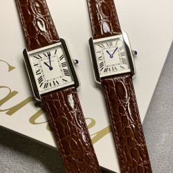 实拍【精品升级版】卡地亚超薄坦克Cartier Tank Solo系列，一款百搭 性价比又高的手表 采用瑞士石英机芯，圆珠形表冠，镶嵌一颗凸圆形合成尖晶石，镀银珠光表盘，罗马数字时标，剑形蓝钢指针，蓝宝石水晶镜面，可搭配进口鳄鱼纹牛皮表带，另有多种颜色荔枝纹原版皮为你打造个性化腕间配饰，直径：小号2431mm,中号2734mm。佩戴舒适柔软服帖，上手显得高贵又典雅，很气质很女人独家货源。「认准细节，欢迎质量对比」