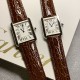实拍【精品升级版】卡地亚超薄坦克Cartier Tank Solo系列,一款百搭 性价比又高的手表 采用瑞士石英机芯,圆珠形表冠,镶嵌一颗凸圆形合成尖晶石,镀银珠光表盘,罗马数字时标,剑形蓝钢指针,蓝宝石水晶镜面,可搭配进口鳄鱼纹牛皮表带,另有多种颜色荔枝纹原版皮为你打造个性化腕间配饰,直径:小号2431mm,中号2734mm。佩戴舒适柔软服帖,上手显得高贵又典雅,很气质很女人独家货源。「认准细节,欢迎质量对比」 实拍【精品升级版】卡地亚超薄坦克Cartier Tank Solo系列,一款百搭 性价比又高的手表 采用瑞士石英机芯,圆珠形表冠,镶嵌一颗凸圆形合成尖晶石,镀银珠光表盘,罗马数字时标,剑形蓝钢指针,蓝宝石水晶镜面,可搭配进口鳄鱼纹牛皮表带,另有多种颜色荔枝纹原版皮为你打造个性化腕间配饰,直径:小号2431mm,中号2734mm。佩戴舒适柔软服帖,上手显得高贵又典雅,很气质很女人独家货源。「认准细节,欢迎质量对比」