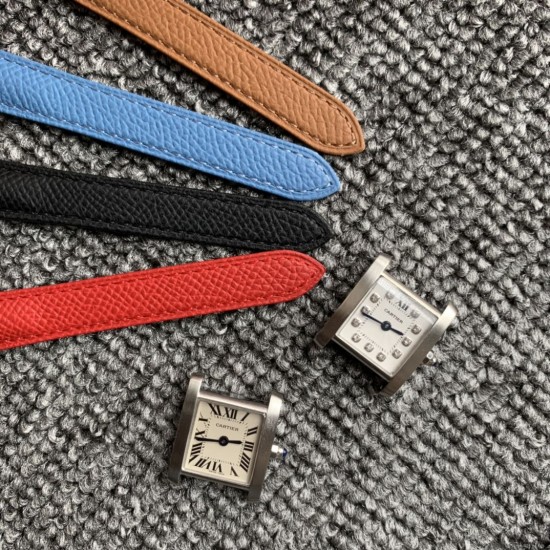 实拍 2020最新卡地亚法国坦克Cartier Tank Franaise系列,一款百搭 性价比又高的手表 搭配全新专柜欧版风格定制的原厂表带,进口瑞士石英机芯。八角形表冠,镶嵌一颗凸圆形合成尖晶石,剑形蓝钢指针,蓝宝石水晶镜面,采用与原装一致的实心内罩,尺寸:25 x 20mm。佩戴舒适柔软服帖,上手显得高贵又典雅,很气质很女人独家货源。 实拍 2020最新卡地亚法国坦克Cartier Tank Franaise系列,一款百搭 性价比又高的手表 搭配全新专柜欧版风格定制的原厂表带,进口瑞士石英机芯。八角形表冠,镶嵌一颗凸圆形合成尖晶石,剑形蓝钢指针,蓝宝石水晶镜面,采用与原装一致的实心内罩,尺寸:25 x 20mm。佩戴舒适柔软服帖,上手显得高贵又典雅,很气质很女人独家货源。