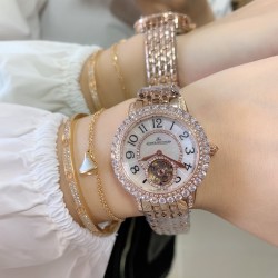 实拍 积家Rendez-Vous约会系列 全自动机械飞轮女士腕表，由天然深海珍珠贝母打造的表盘与精钢镶钻表圈交相辉映，散发着柔和的七彩光泽，而位于六时位置的飞轮则如优雅的腕上芭蕾，尽显独特女性魅力。高端配置，蓝宝石镜面，进口牛皮原装折叠扣/精钢表壳表带，尺寸：宽33mm、厚11mm。