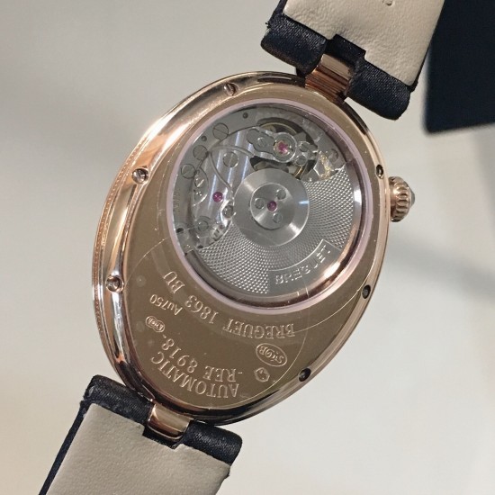 ⚠️到货啦 新版宝玑 实拍 Breguet-宝玑那不勒斯皇后系列! 史上最强最美 超薄 最新升级版本 绝对值得拥有的一款 正品一致的拉丁料绢表带 蓝宝石拱桥弧形玻璃 表盘用天然白色珍珠母贝 阿拉伯数字时符 经典的蓝钢宝玑指针 6点位设有一颗水滴形钻石 机芯是586/1自动上链机 我们一直正品完美复刻 那不勒斯皇后款 绝对的女神气质名媛款 最重要的是百搭得来不失少女心 必入款❗带上一秒变女神,各种派对,晚会,聚会,约会,发布会,让你BlingBling。 ⚠️到货啦 新版宝玑 实拍 Breguet-宝玑那不勒斯皇后系列! 史上最强最美 超薄 最新升级版本 绝对值得拥有的一款 正品一致的拉丁料绢表带 蓝宝石拱桥弧形玻璃 表盘用天然白色珍珠母贝 阿拉伯数字时符 经典的蓝钢宝玑指针 6点位设有一颗水滴形钻石 机芯是586/1自动上链机 我们一直正品完美复刻 那不勒斯皇后款 绝对的女神气质名媛款 最重要的是百搭得来不失少女心 必入款❗带上一秒变女神,各种派对,晚会,聚会,约会,发布会,让你BlingBling。