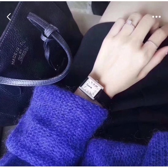 Cartier 卡地亚 坦克系列方型石英女表手表,F-16 18年最新力作!小方卡表壳采用上下横度手工打磨,左右立体感似平似圆。均予2017年新版卡地亚坦克系列保持一致。包括水波纹皮带纹路与弧度设计体现超强做工,底皮真正意大利牛皮颜色对版 ,底盖均衡密度拉丝 。1字弧度高吻合螺丝完美结合。表扣采用拉砂刻体,小号尺寸:31mmx 24.5mm,厚6mm Cartier 卡地亚 坦克系列方型石英女表手表,F-16 18年最新力作!小方卡表壳采用上下横度手工打磨,左右立体感似平似圆。均予2017年新版卡地亚坦克系列保持一致。包括水波纹皮带纹路与弧度设计体现超强做工,底皮真正意大利牛皮颜色对版 ,底盖均衡密度拉丝 。1字弧度高吻合螺丝完美结合。表扣采用拉砂刻体,小号尺寸:31mmx 24.5mm,厚6mm