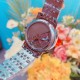专柜同步发售欧米茄(OMEGA) 【精湛品质-女神专属】-女士精品腕表 碟飞典雅系列 原版复刻1:1,表款堪称是系列中最迷人的表款之一,尽显优雅气质与低调奢华,顶端表壳以316精钢打造,搭载日本进口西铁城机械 零返修 来自进口316钢表带 历经多道工序,防汗水,耐腐蚀 表盘-蓝宝石高清镜面 壳身整体超强立体感 精雕细琢,卓绝技艺 品质保证 尺寸:32mm厚11mm 时尚百搭,精致华贵呈现自然魅力 专柜同步发售欧米茄(OMEGA) 【精湛品质-女神专属】-女士精品腕表 碟飞典雅系列 原版复刻1:1,表款堪称是系列中最迷人的表款之一,尽显优雅气质与低调奢华,顶端表壳以316精钢打造,搭载日本进口西铁城机械 零返修 来自进口316钢表带 历经多道工序,防汗水,耐腐蚀 表盘-蓝宝石高清镜面 壳身整体超强立体感 精雕细琢,卓绝技艺 品质保证 尺寸:32mm厚11mm 时尚百搭,精致华贵呈现自然魅力
