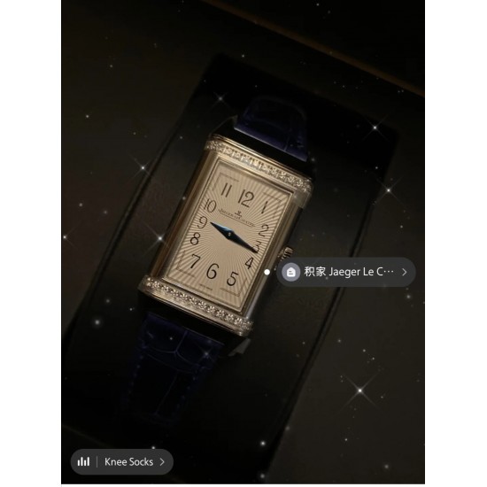 积家-Jaeger Revers one一号翻转腕表 !翻转真的是好看到爆炸积家翻转系列3288420 !低调有历史底蕴!尺寸40.1*20独具一格,进口朗达机芯稳定持久,烧钢蓝指针芳泽无加,午夜蓝色的小牛皮如精灵般俏皮可爱 ,加上原装表扣独特100%的还原度。优雅的气质,精致的翻转结构,精美的做工,腕间璀璨美钻照亮倾心时刻,会让佩戴者赏心悦目,爱不释手。2020大旱望云,愿所有的美好都能如期而至。认准实拍细节!小红书爆款推荐! 积家-Jaeger Revers one一号翻转腕表 !翻转真的是好看到爆炸积家翻转系列3288420 !低调有历史底蕴!尺寸40.1*20独具一格,进口朗达机芯稳定持久,烧钢蓝指针芳泽无加,午夜蓝色的小牛皮如精灵般俏皮可爱 ,加上原装表扣独特100%的还原度。优雅的气质,精致的翻转结构,精美的做工,腕间璀璨美钻照亮倾心时刻,会让佩戴者赏心悦目,爱不释手。2020大旱望云,愿所有的美好都能如期而至。认准实拍细节!小红书爆款推荐!