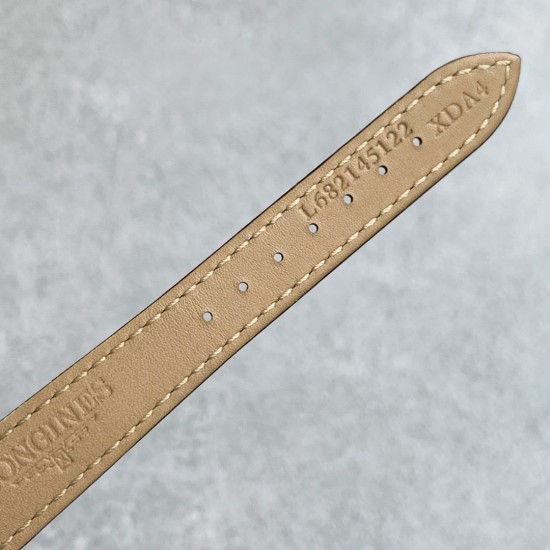 渠道货!浪琴表黛绰维纳鳄鱼皮系列!20.80 X 32.00mm 石英女士腕表!正品机芯L178石英机芯!拥有低电量提醒功能!石英机芯没电了秒针会四秒一跳!这个时候就需要换电池啦!浪琴排名皇后级别的当属黛绰维纳系列女表 以意大利语中的Dolce Vita为名 寓意甜美生活 寓意意式生活邂逅现代浪漫 通过几何线条与柔美曲线塑造出现代优雅与妩媚姿态 银色表盘的雕花、贝母表盘上镶嵌13颗钻石,以及蓝钢指针等精致细节都烘托出佩戴者纯正的优雅与贵气 ,不使用,不影响二次销售,支持退换,终身保修。 渠道货!浪琴表黛绰维纳鳄鱼皮系列!20.80 X 32.00mm 石英女士腕表!正品机芯L178石英机芯!拥有低电量提醒功能!石英机芯没电了秒针会四秒一跳!这个时候就需要换电池啦!浪琴排名皇后级别的当属黛绰维纳系列女表 以意大利语中的Dolce Vita为名 寓意甜美生活 寓意意式生活邂逅现代浪漫 通过几何线条与柔美曲线塑造出现代优雅与妩媚姿态 银色表盘的雕花、贝母表盘上镶嵌13颗钻石,以及蓝钢指针等精致细节都烘托出佩戴者纯正的优雅与贵气 ,不使用,不影响二次销售,支持退换,终身保修。