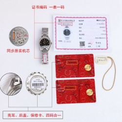 真钻原装机芯新款预售 官网爆款来袭，挑战完美精致，《真钻真芯》欧米茄海马系列Aqua Terra女士腕表环镶璀璨美钻，诠释精致迷人风范。这款精钢腕表采用对称设计28毫米表径，非常秀气、精美绝伦！配备有光泽的淡紫色表盘，8枚圆点镀铑小时刻度和4枚钻石小时刻度贴镶于镀铑托槽之上。指针亦经过镀铑处理，表背于波纹背景之上浮雕欧米茄海马徽章图案。腕表搭配精钢表链，内部搭载欧米茄4061机芯，带GTC证书出货！