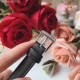 商品编号:384140774萧邦 LHEURE DU DIAMANT MEDIUM OVAL 此款LHeure du Diamant 椭圆形切割贝壳雕纹镶钻表盘 环以点缀钻石的表圈 优雅气韵 时尚风格和萧邦精湛的手工艺尽显无遗 光华耀目商品规格:默认规格 商品编号:384140774萧邦 LHEURE DU DIAMANT MEDIUM OVAL 此款LHeure du Diamant 椭圆形切割贝壳雕纹镶钻表盘 环以点缀钻石的表圈 优雅气韵 时尚风格和萧邦精湛的手工艺尽显无遗 光华耀目商品规格:默认规格