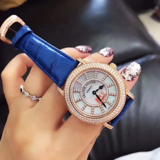 法兰克穆勒Franck muller ⏱FM新款镶钻简约女表✔️表壳表盘均选用进口5A水钻镶嵌、绝不掉钻‼️表盘很立体的双层字面、底层采用高端定制天然母贝、颜色炫彩自然、12个刻度用水钻镶嵌、立体感十足真皮表带、钢壳、进口石英机芯、蓝宝石水晶玻璃镜面、高品质、表盘直径约36毫米❗️这个夏天不离手的时尚单品 法兰克穆勒Franck muller ⏱FM新款镶钻简约女表✔️表壳表盘均选用进口5A水钻镶嵌、绝不掉钻‼️表盘很立体的双层字面、底层采用高端定制天然母贝、颜色炫彩自然、12个刻度用水钻镶嵌、立体感十足真皮表带、钢壳、进口石英机芯、蓝宝石水晶玻璃镜面、高品质、表盘直径约36毫米❗️这个夏天不离手的时尚单品