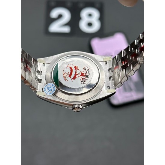 ROLEX 劳力士 蚝式恒动日志型41mm系列腕表,直径41mm,经典的蚝式表壳搭配三角坑纹外圈,把头采用旋入式设计,抗刮损蓝水晶玻璃,防反光凸透式放大(2.5倍)日历窗,隐蔽式摺叠皇冠带扣,矜持有度秀而不媚 恒久优雅! ROLEX 劳力士 蚝式恒动日志型41mm系列腕表,直径41mm,经典的蚝式表壳搭配三角坑纹外圈,把头采用旋入式设计,抗刮损蓝水晶玻璃,防反光凸透式放大(2.5倍)日历窗,隐蔽式摺叠皇冠带扣,矜持有度秀而不媚 恒久优雅!