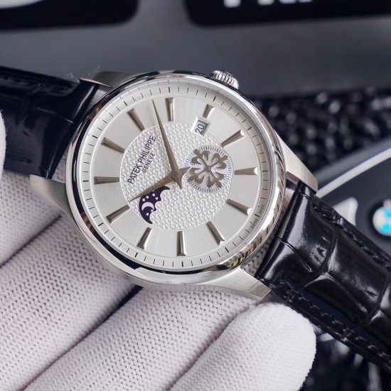 2⃣0⃣2⃣0⃣最新款百达翡丽《Patek Philippe》月[月亮]相[太阳]系列！九字位日月星辰功能，独特的4时位小秒logo，搭载原装进口call8219月相机芯(0返修0售后），蓝宝石玻璃镜面，进口意大利牛皮 ，（可配钢带）尺寸40mm，厚度10mm，三度防水性能，简约商外观，让你感受傲慢绅士气息，完美彰显其百达翡丽腕表的皇家血统，值得全球称赞。⚠️请认准独家品质