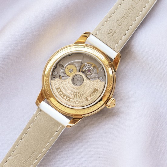 爆款推荐演绎百变女神,年度最佳女款 劳力士新款ROLEX 时尚女表 简约三针 夜时超强夜光独特3⃣️字位日历 1⃣️团队历时9个月精心设计,敢为人先,力求完美,突破多层技术瓶颈 2️⃣ 市场独家最新锅盖玻璃材质,超强的3D立体感,超薄工艺,直径35mm3️⃣款式采用原装9015机芯(非国产),每小时振频28800次,零返修质量✅4️⃣款式搭配意大利牛皮让手腕更贴合舒适! 爆款推荐演绎百变女神,年度最佳女款 劳力士新款ROLEX 时尚女表 简约三针 夜时超强夜光独特3⃣️字位日历 1⃣️团队历时9个月精心设计,敢为人先,力求完美,突破多层技术瓶颈 2️⃣ 市场独家最新锅盖玻璃材质,超强的3D立体感,超薄工艺,直径35mm3️⃣款式采用原装9015机芯(非国产),每小时振频28800次,零返修质量✅4️⃣款式搭配意大利牛皮让手腕更贴合舒适!