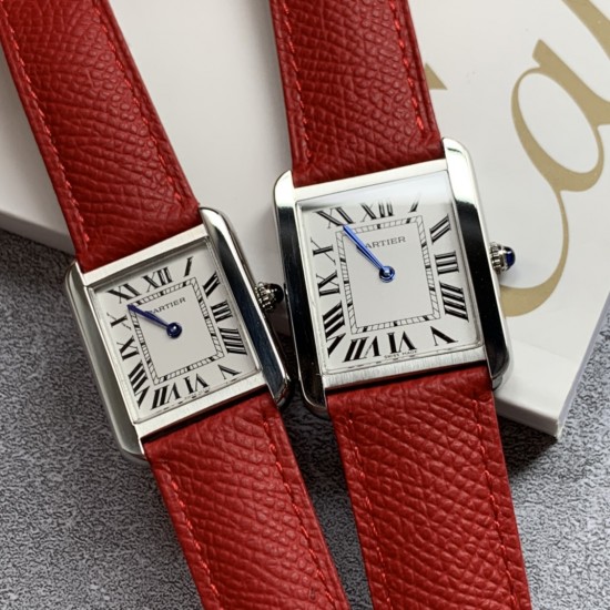 实拍【精品升级版】卡地亚超薄坦克Cartier Tank Solo系列,一款百搭性价比又高的手表 进口瑞士石英机芯,圆珠形表冠,镶嵌一颗凸圆形合成尖晶石,镀银珠光表盘,罗马数字时标,剑形蓝钢指针,蓝宝石水晶镜面,搭配进口牛皮表带,多颜色可搭配。直径:小号2431mm,中号2734mm。佩戴舒适柔软服帖,上手显得高贵又典雅,很气质很女人独家货源。 实拍【精品升级版】卡地亚超薄坦克Cartier Tank Solo系列,一款百搭性价比又高的手表 进口瑞士石英机芯,圆珠形表冠,镶嵌一颗凸圆形合成尖晶石,镀银珠光表盘,罗马数字时标,剑形蓝钢指针,蓝宝石水晶镜面,搭配进口牛皮表带,多颜色可搭配。直径:小号2431mm,中号2734mm。佩戴舒适柔软服帖,上手显得高贵又典雅,很气质很女人独家货源。