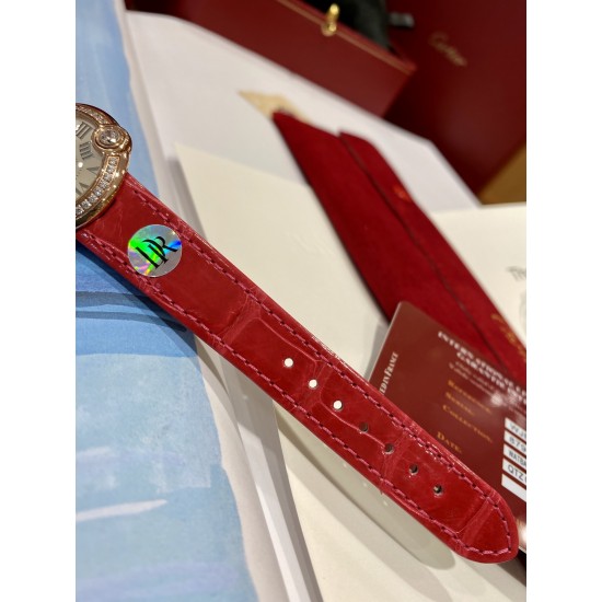 最新配色“草莓粉” 卡地亚新款白气球系列,44颗小钻 18k金电镀 蓝宝石水晶玻璃镜面 粉红色鳄鱼皮表带更衬玫瑰金的光泽,精致耐看,表盘尺寸30,不大不小的尺寸,适合大部分美女,剑形镀金指针 4点钟位置镶嵌施华洛世奇明亮式切割圆钻 支持专柜对比,送礼首选,非人为损坏免费保修。 最新配色“草莓粉” 卡地亚新款白气球系列,44颗小钻 18k金电镀 蓝宝石水晶玻璃镜面 粉红色鳄鱼皮表带更衬玫瑰金的光泽,精致耐看,表盘尺寸30,不大不小的尺寸,适合大部分美女,剑形镀金指针 4点钟位置镶嵌施华洛世奇明亮式切割圆钻 支持专柜对比,送礼首选,非人为损坏免费保修。