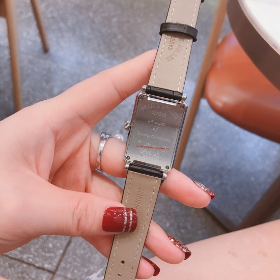 法兰克穆勒Franck muller- 全新爆版长岛系列 新颖FM大logo独特字面 女士潮流腕表 进口石英机芯 316L精钢表壳 真牛皮表带 本款腕表备受时尚女性喜爱,在不同的场合 映耀着她们各自的独特个性与迷人风华 法兰克穆勒Franck muller- 全新爆版长岛系列 新颖FM大logo独特字面 女士潮流腕表 进口石英机芯 316L精钢表壳 真牛皮表带 本款腕表备受时尚女性喜爱,在不同的场合 映耀着她们各自的独特个性与迷人风华