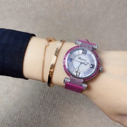 ★实拍 萧邦 CHOPARD IMPERIALE 系列腕表。独特风格带您走进一个新阶段并且成功塑造了崇尚自我表达和与众不同的生活化概念，316精钢材质，此表款全手工镶嵌施华洛世奇水晶钻，成为了美式奢侈生活风格的代表！进口石英机芯以及精细做工，佩戴贴手舒适，设计风格简约明朗。充满奢华璀璨的气息，光彩夺人、让你瞬间提升华丽的气质 ！