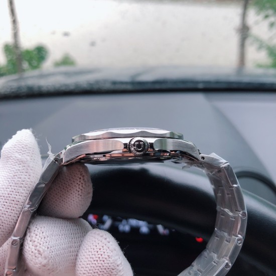 SJ出品 TW复刻版 欧米茄 OMEGA 全新海马系列 T2 300 米 潜水表 搭载钢带送尼龙带一条一表两带，抢先体验全新海马300 升级改为透视底，全新海马300升级为与正品一致全陶瓷表盘刻有[ZrO2]的印记升级陶瓷圈上的刻度和字 采用“白珐琅”工艺 不易变黄 有光泽，表针针形和老款不同，针形加大，读时更清晰，搭配进口美优达9015改8800机芯。（零返修）并配欧米茄代购包装力求完美！三杰精致推荐瑞士机械男士腕表 SJ为你精心挑选超真实实物图拍摄