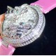 实拍 Cartier-卡地亚 创意宝石BESTIAIRE系列 HPI00480 珐琅 40毫米 石英机芯 女士腕表 黄金表盘 镶钻 半透明黄色内填珐琅 2只黄金蜜蜂装饰 镶嵌明亮式切割圆钻 黄色钻石及黑色珐琅条纹 4枚祖母绿蜂眼 这款腕表由尊贵超凡的金属雕琢而成 并衬以珍奇夺目的宝石 堪称高级珠宝中的真正典范 不仅如此 把一株繁茂的植物或者一只惊艳的动物设计成为表盘的造型 既给品牌创意增添了一丝神秘 又在作品中蕴藏了一份雅致 实拍 Cartier-卡地亚 创意宝石BESTIAIRE系列 HPI00480 珐琅 40毫米 石英机芯 女士腕表 黄金表盘 镶钻 半透明黄色内填珐琅 2只黄金蜜蜂装饰 镶嵌明亮式切割圆钻 黄色钻石及黑色珐琅条纹 4枚祖母绿蜂眼 这款腕表由尊贵超凡的金属雕琢而成 并衬以珍奇夺目的宝石 堪称高级珠宝中的真正典范 不仅如此 把一株繁茂的植物或者一只惊艳的动物设计成为表盘的造型 既给品牌创意增添了一丝神秘 又在作品中蕴藏了一份雅致