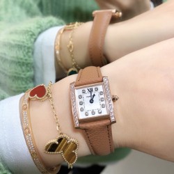 实拍卡地亚-CARTIER2020最新卡地亚法国坦克Cartier Tank Franaise系列，一款百搭性价比又高的手表 搭配全新专柜欧版风格定制的原厂表带，进口瑞士石英机芯。八角形表冠，镶嵌一颗凸圆形合成尖晶石，剑形蓝钢指针，蓝宝石水晶镜面，采用与原装一致的实心内罩，尺寸：25 x 20mm。佩戴舒适柔软服帖，上手显得高贵又典雅，很气质很女人独家货源。