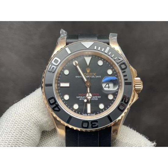 升级版全新到货，劳力士ROLEX游艇名仕型「116655」装载3135机芯，40mm 316L精钢表壳铸造18ct永恒玫瑰金，双向旋转60分钟刻度外圈配哑黑色Cerachrom陶质圈口，凸显抛光立体数字！新款Pyesterflex橡胶表带亦配备蚝式保险扣，人性化二级可剪设计，佩戴稳固从而更加舒适！字面刻度填充进口Chromalight长效果蓝色物料！原装保护胶罩，可检验圈口的外径尺寸是否与原装一致。超级复刻，只有少量，速度要快，动作要帅[机智]现下单外赠一副橡胶表带。
