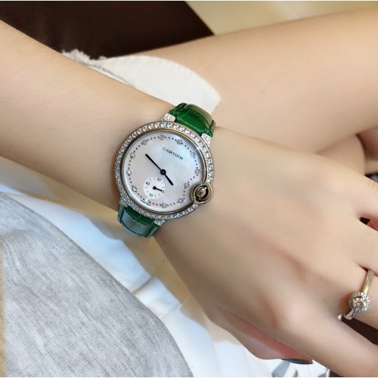 卡地亚 CARTIER 蓝气球奢华系列,316L精钢材质,简约又别具品味,摒弃了现代盛行的繁复华丽的修饰,以简约重新诠释唯美,打造独家高品质,采用高级珍珠贝母制作出表盘,优雅精致高贵气质尽显无漏。尺寸36mm*12mm。 卡地亚 CARTIER 蓝气球奢华系列,316L精钢材质,简约又别具品味,摒弃了现代盛行的繁复华丽的修饰,以简约重新诠释唯美,打造独家高品质,采用高级珍珠贝母制作出表盘,优雅精致高贵气质尽显无漏。尺寸36mm*12mm。