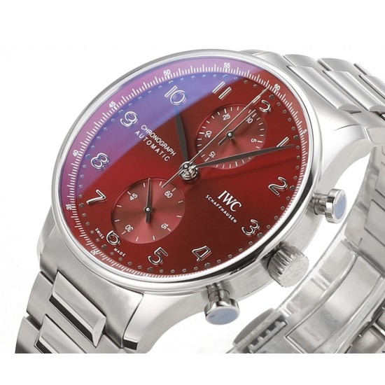 V6S新品,IWC万国表为其经典全新葡萄牙系列计时腕表推出首款精钢表链款式。IWC万国表首次为这款经典时计系列腕表配备精钢表链,令IWC万国表葡萄牙系列计时腕表更添几分灵活随性。表链经过抛光与拉丝工艺修饰,精密入微,优美雅致;蝴蝶式折叠表扣赋予其符合人体工学的贴心设计,细腻贴合手腕,佩戴无比舒适。配备精钢表链的全新表款采用精钢表壳,腕表内部搭载IWC万国表自制69355型计时机芯,坚固而精准,采用经典导柱轮设计,透过蓝宝石玻璃表背可纵览机芯风采。高效双向棘爪上链系统提供46小时动力储备。 V6S新品,IWC万国表为其经典全新葡萄牙系列计时腕表推出首款精钢表链款式。IWC万国表首次为这款经典时计系列腕表配备精钢表链,令IWC万国表葡萄牙系列计时腕表更添几分灵活随性。表链经过抛光与拉丝工艺修饰,精密入微,优美雅致;蝴蝶式折叠表扣赋予其符合人体工学的贴心设计,细腻贴合手腕,佩戴无比舒适。配备精钢表链的全新表款采用精钢表壳,腕表内部搭载IWC万国表自制69355型计时机芯,坚固而精准,采用经典导柱轮设计,透过蓝宝石玻璃表背可纵览机芯风采。高效双向棘爪上链系统提供46小时动力储备。