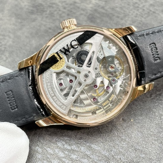 颜值第一！ZF出品。玫瑰金版，表壳上下侧有打瑞士狗头金！IWC 葡7 V5版 最新机芯、万国IWC－葡萄牙系列 七日链 葡七 自动机械机芯 独立小秒针 真动能指示 蓝宝石玻璃 牛皮表带42mm[色][色]出货实拍