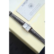 雾霾灰鳄鱼皮表带新款上市浪琴表黛绰维纳系列石英女士腕表，意式生活邂后现代优雅，精致优雅知性，高端配置，搭配进口石英机芯，拱形双卜蓝宝石玻璃镜面，精钢表壳表盘尺寸:20.8✖️32mm