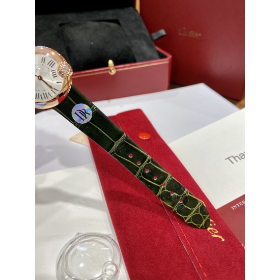 最新配色“牛油果绿” 卡地亚新款白气球系列,44颗小钻 18k金电镀 蓝宝石水晶玻璃镜面 绿色鳄鱼皮表带更衬玫瑰金的光泽,精致耐看,表盘尺寸30,不大不小的尺寸,适合大部分美女,剑形镀金指针 4点钟位置镶嵌施华洛世奇明亮式切割圆钻 支持专柜对比,送礼首选,非人为损坏免费保修。 最新配色“牛油果绿” 卡地亚新款白气球系列,44颗小钻 18k金电镀 蓝宝石水晶玻璃镜面 绿色鳄鱼皮表带更衬玫瑰金的光泽,精致耐看,表盘尺寸30,不大不小的尺寸,适合大部分美女,剑形镀金指针 4点钟位置镶嵌施华洛世奇明亮式切割圆钻 支持专柜对比,送礼首选,非人为损坏免费保修。