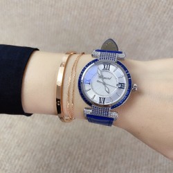 ★实拍 萧邦 CHOPARD IMPERIALE 系列腕表。独特风格带您走进一个新阶段并且成功塑造了崇尚自我表达和与众不同的生活化概念，316精钢材质，此表款全手工镶嵌施华洛世奇水晶钻，成为了美式奢侈生活风格的代表！进口石英机芯以及精细做工，佩戴贴手舒适，设计风格简约明朗。充满奢华璀璨的气息，光彩夺人、让你瞬间提升华丽的气质 ！