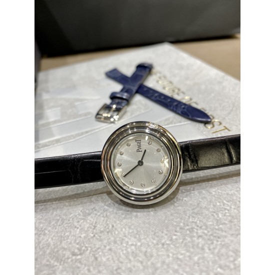 全网女生听我的!买它…❤️。 伯爵“时来运转”顶级奢侈品入门款精致的 29mm尺寸大小!第一眼看到它的时候我一眼就中,首先是外观设计足够百搭,➕上外层一圈可来回转动 很有寓意、一起“转动,遇见非凡”。上手很秀气,彩色鳄鱼皮可轻松拆卸 看上去就高端,机芯采用瑞士进口石英机芯,螺旋式表圈316L精钢打磨抛光 表面光亮如镜、表盘内圈钻石刻度 11颗⭕️圆形美钻(约0.07克拉)外圈一颗圆形美钻(约0.05克拉) 全网女生听我的!买它…❤️。 伯爵“时来运转”顶级奢侈品入门款精致的 29mm尺寸大小!第一眼看到它的时候我一眼就中,首先是外观设计足够百搭,➕上外层一圈可来回转动 很有寓意、一起“转动,遇见非凡”。上手很秀气,彩色鳄鱼皮可轻松拆卸 看上去就高端,机芯采用瑞士进口石英机芯,螺旋式表圈316L精钢打磨抛光 表面光亮如镜、表盘内圈钻石刻度 11颗⭕️圆形美钻(约0.07克拉)外圈一颗圆形美钻(约0.05克拉)