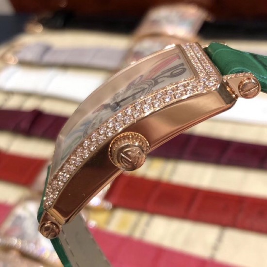法兰克穆勒 Franck Muller 长岛系列腕表、深受时尚白领及众多明星追捧的顶级品牌,以经典的长方形线条设计呈现、精湛的制表工艺,默默绽放着美丽的光泽。表圈华丽钻石镶嵌,如同精美的王冠,让整款腕表浸润在梦幻清澈的光芒之中。表盘上独特的数字刻度打破常规,流淌着别致的韵律,令人印象深刻。尺寸26mm*45mm*8mm。 法兰克穆勒 Franck Muller 长岛系列腕表、深受时尚白领及众多明星追捧的顶级品牌,以经典的长方形线条设计呈现、精湛的制表工艺,默默绽放着美丽的光泽。表圈华丽钻石镶嵌,如同精美的王冠,让整款腕表浸润在梦幻清澈的光芒之中。表盘上独特的数字刻度打破常规,流淌着别致的韵律,令人印象深刻。尺寸26mm*45mm*8mm。