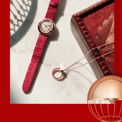★预售 新春特别款 6号出货 先订先得哦！鎏金时刻 红运相随！农历新年将至！卡地亚携限量发售的新春特别款臻品，献礼庚子年。珍贵时计印刻幸福时光，闪耀红宝石装点暖意心愿，“钉”义新年好运，祈愿红运相随。开启新春红运。 标配鳄鱼皮版本。