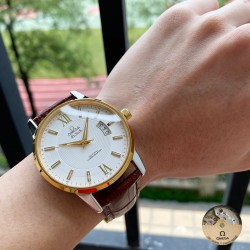 独家爆款 震撼上架 最具有“吸引力”的新品          绅士风格 “灵魂”之作高清实拍  真实展现【最新】：欧米茄简约新品独家首发【类型】：精品男士腕表【表带】：真牛皮表带【机芯】：高端全自动机械机芯【镜面】：矿物质强化玻璃（更高清）品味高雅 浩瀚大气 匠心独运 腕间瑰宝尺寸：直径41mm厚12mm热卖上市！欢迎转载！