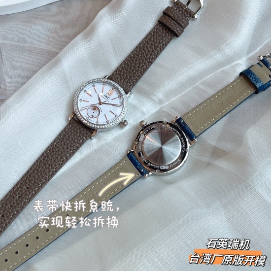 ✨✨IWC万国柏涛菲诺女表 ——昼夜与星辰✨✨,一昼一夜一更替!♥️♥️♥️日月为你转动,把星辰赠予你❤️❤️❤️昼夜显示腕表具有的象征意义,代表着时间的流逝和自然的更迭,日月星辰随时间变化,如太阳随着一天的日出逐渐升起,月亮和星星轮流出现在表盘中,展现腕表的精致和优雅所带有的浪漫色彩,让我们感受到时间的魅力和自然的力量!腕表精致简约,风格百搭,34mm的尺寸更显利落别致,精致美观,也更适合女神的纤细手腕佩戴!内部搭载石英瑞士机芯,蓝宝石玻璃,表带搭配快拆系统! ✨✨IWC万国柏涛菲诺女表 ——昼夜与星辰✨✨,一昼一夜一更替!♥️♥️♥️日月为你转动,把星辰赠予你❤️❤️❤️昼夜显示腕表具有的象征意义,代表着时间的流逝和自然的更迭,日月星辰随时间变化,如太阳随着一天的日出逐渐升起,月亮和星星轮流出现在表盘中,展现腕表的精致和优雅所带有的浪漫色彩,让我们感受到时间的魅力和自然的力量!腕表精致简约,风格百搭,34mm的尺寸更显利落别致,精致美观,也更适合女神的纤细手腕佩戴!内部搭载石英瑞士机芯,蓝宝石玻璃,表带搭配快拆系统!