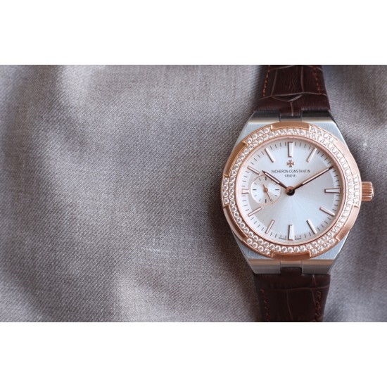 ★实拍 Vacheron Constantin江诗丹顿纵横四海系列OVERSEAS女款小号型2300v/2305v【表壳】表径3610.8mm 同步原装 质感细腻大方 蓝宝石镜面【字面】表盘经旭日纹缎面拉丝工艺处理 深邃优雅 18k金时标均带白色夜光涂层【机芯】CITIZEN8系列改Cal.5300机芯(机芯稳定零返修 )后原装18k纳米镀金质摆陀【表带扣】半马其他十字三片折叠式表扣 进口牛皮表带越欣赏 越懂欣赏 ★实拍 Vacheron Constantin江诗丹顿纵横四海系列OVERSEAS女款小号型2300v/2305v【表壳】表径3610.8mm 同步原装 质感细腻大方 蓝宝石镜面【字面】表盘经旭日纹缎面拉丝工艺处理 深邃优雅 18k金时标均带白色夜光涂层【机芯】CITIZEN8系列改Cal.5300机芯(机芯稳定零返修 )后原装18k纳米镀金质摆陀【表带扣】半马其他十字三片折叠式表扣 进口牛皮表带越欣赏 越懂欣赏