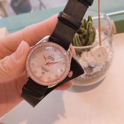 欧米茄 OMEGA 海马系列 AQUA TERRA 至臻天文台女士腕表环镶璀璨美钻，诠释情致迷人风范。表盘以白色珍珠母贝制成，平添柔和细腻质感，搭配镶钻小时刻度。全新尼龙表带与牛皮表带，不同组合，焕新风采。腕表与表带和谐相称，让您尝试不同的搭配方式，收获无限惊喜发掘专属于您的个性腕表造型！
