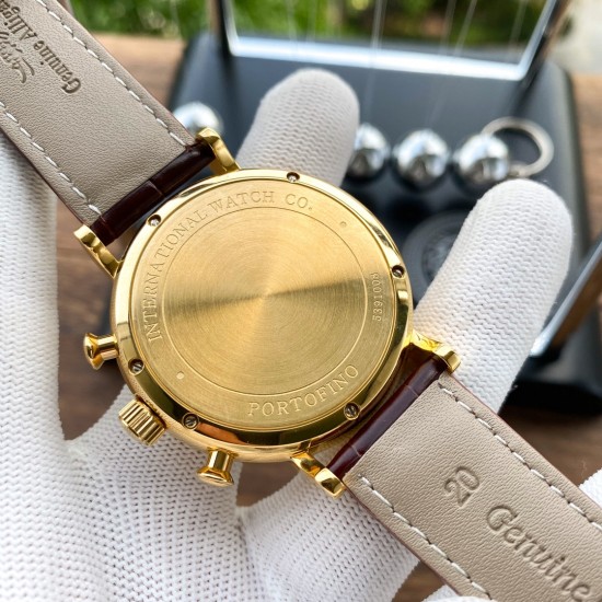 实物拍摄品牌：百达翡丽-PATEK PHILPPE 类型：[酷]男士腕表表壳：316精钢（做工优质）表带：进口小牛皮/原装针扣机芯：进口西铁城8215全自动机械机芯(走时稳定)材料：高级强化镀膜镜面尺寸：直径40mm 厚度12mm