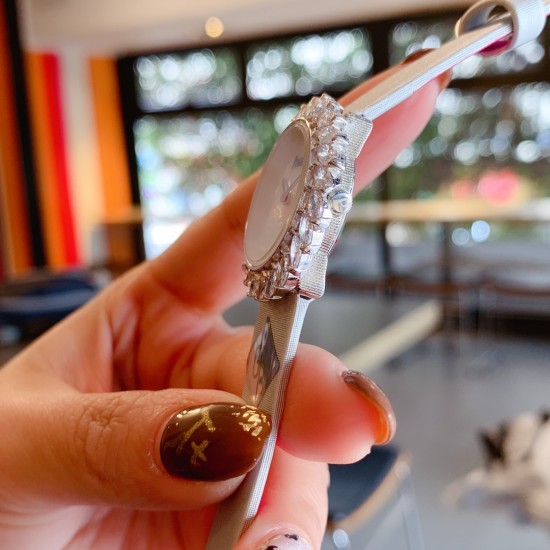 伯爵-PIAGET 全新高级珠宝系列,18K白金.玫瑰金,镶饰24颗马眼型切割美钻(约3.84克拉)是高级珠宝制作的一大挑战;钻石散发的耀眼光芒,皮带采用轻柔的缎面材质,与钻石造型形成优雅对比。原装尺寸31X7.8mm 伯爵-PIAGET 全新高级珠宝系列,18K白金.玫瑰金,镶饰24颗马眼型切割美钻(约3.84克拉)是高级珠宝制作的一大挑战;钻石散发的耀眼光芒,皮带采用轻柔的缎面材质,与钻石造型形成优雅对比。原装尺寸31X7.8mm
