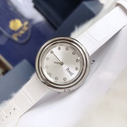 实拍 伯爵-PIAGET 女士腕表 瑞士石英机芯 316L精钢表壳 真牛皮表带 尺寸34*8mm 蓝宝石玻璃镜面 简约的设计,大胆而多彩的配色,以及旋转表圈是伯爵品牌 Possession腕表的特质所在。通过品牌制表师们天马星空的创意,将各个亮色的表带与贵金属、钻石、精钢材质相融,通过圆形盘面的演绎,令全新的 Possession腕表越发闪耀夺目,给人眼前一亮之感。