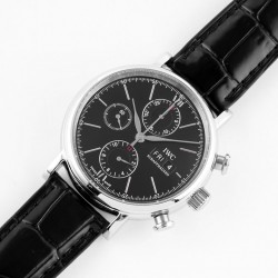 TW倾情演绎【IWC万国波涛菲诺计时腕表】腕表尺寸42mmX13.5mm。完美同步正品，表壳以精钢材质打造，通过细致的抛光打磨之后呈现出细腻光泽，表耳弧度自然，与表壳完美融合，线条流畅，光泽闪耀。腕表内部搭载7750改原装Cal.79320自动机械机芯，实现所有功能与原装一致，密底设计，周年纪念徽标镌刻表底，采用意大利小牛皮搭配针扣，简单配戴，上手效果极佳！TW出品IWC波涛计时，生动诠释柏涛菲诺永不落幕的经典，欢迎各路表友品鉴
