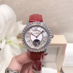 实拍 积家-Jaeger-LeCoultre DAZZLING RENDEZ- VOUS MOON约会系列月相珠宝腕表月之女神，是浪漫与柔美的象征，她掌管着大自然中的潮起潮落和季节更替,是艺术家与诗人们的灵感源泉，在温润莹亮的白色珍珠母贝映衬下,晶莹璀璨的钻石散发出夜空般的静谧之美，表圈镶嵌108颗 钻石,组成两个环绕表壳的同心圆。由36颗以爪镶工艺镶嵌的 钻石组成的外圈,为光芒闪耀的表圈营造出轻盈美妙的质感，尺寸36mm的精钢表壳搭配进口瑞士石英，采用蓝宝石水晶玻璃。