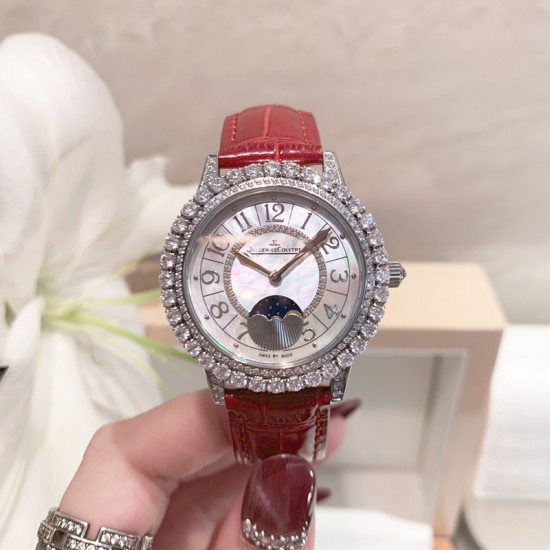 实拍 积家-Jaeger-LeCoultre DAZZLING RENDEZ- VOUS MOON约会系列月相珠宝腕表月之女神,是浪漫与柔美的象征,她掌管着大自然中的潮起潮落和季节更替,是艺术家与诗人们的灵感源泉,在温润莹亮的白色珍珠母贝映衬下,晶莹璀璨的钻石散发出夜空般的静谧之美,表圈镶嵌108颗 钻石,组成两个环绕表壳的同心圆。由36颗以爪镶工艺镶嵌的 钻石组成的外圈,为光芒闪耀的表圈营造出轻盈美妙的质感,尺寸36mm的精钢表壳搭配进口瑞士石英,采用蓝宝石水晶玻璃。 实拍 积家-Jaeger-LeCoultre DAZZLING RENDEZ- VOUS MOON约会系列月相珠宝腕表月之女神,是浪漫与柔美的象征,她掌管着大自然中的潮起潮落和季节更替,是艺术家与诗人们的灵感源泉,在温润莹亮的白色珍珠母贝映衬下,晶莹璀璨的钻石散发出夜空般的静谧之美,表圈镶嵌108颗 钻石,组成两个环绕表壳的同心圆。由36颗以爪镶工艺镶嵌的 钻石组成的外圈,为光芒闪耀的表圈营造出轻盈美妙的质感,尺寸36mm的精钢表壳搭配进口瑞士石英,采用蓝宝石水晶玻璃。
