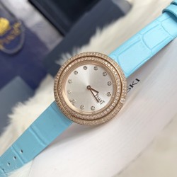 实拍 伯爵-PIAGET 女士腕表 瑞士石英机芯 316L精钢表壳 真牛皮表带 尺寸34*8mm 蓝宝石玻璃镜面 简约的设计,大胆而多彩的配色,以及旋转表圈是伯爵品牌 Possession腕表的特质所在。通过品牌制表师们天马星空的创意,将各个亮色的表带与贵金属、钻石、精钢材质相融,通过圆形盘面的演绎,令全新的 Possession腕表越发闪耀夺目,给人眼前一亮之感。