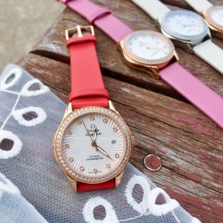 欧米茄-OMEGA 女士腕表   进口石英机芯  316L精钢表壳  直径34mm厚8mm该款腕表备受女性喜爱，在不同的场合 映耀着她们各自的独特个性与迷人风华