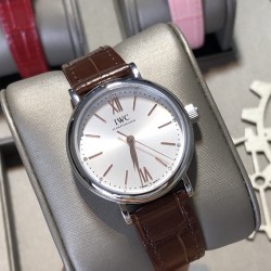 实拍【IWC 2019推出女士全新 Portofino波涛菲诺系列】1⃣️:壳套尺寸34mm/8.8mm采用316精钢材质打磨，每个壳套全程CNC处理所有细节达到完美2⃣️:采用进口日本9015天文台级别经过本厂严格把控 调试 达到零返修稳定性3⃣️:采用瑞士蓝宝石镜面 通透明亮4⃣️字面采用简洁的条丁罗马和表盘十二颗 设计呈现出精致典雅之感5⃣️:表带采用原装快速更换系统 搭配意大利小牛皮皮质柔软细腻:有六种颜色可选(绿色，兰色，黑色，深棕，酒红，粉色)6⃣️:原装表扣采用316精钢材质打磨